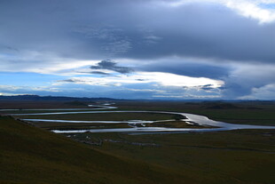 草原河流上的多云天空
