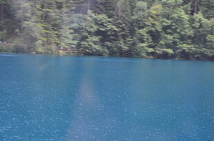 蓝湖美景 周边绿意环绕