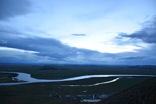 黄昏下蜿蜒河流与广袤大地
