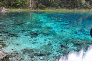 清澈见底的幽蓝湖水