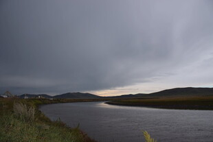 黄昏下宁静的河畔风景