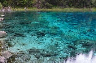 清澈见底的幽蓝湖水