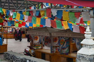 藏区经幡装饰的宗教场所