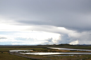 草原河流上的厚重云层