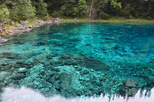 清澈蓝绿色湖水自然美景