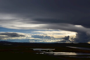 乌云下的旷野风光