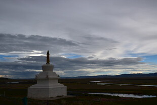 草原白塔与多云天空