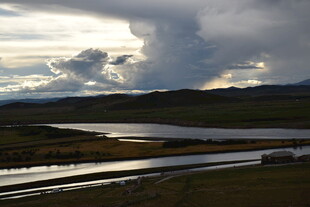 草原河流上的壮丽云景