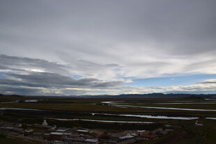 草原上空的壮丽云层景观