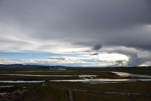 草原上空的壮丽乌云景观