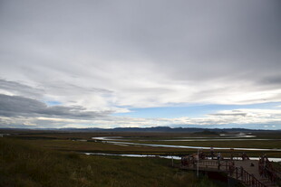 草原风景与天空中的云层