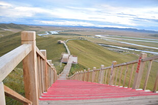 山间红梯旁的开阔风景