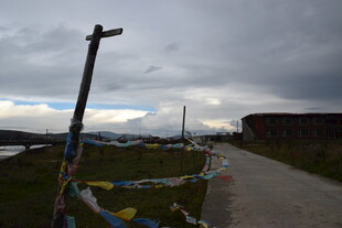 高原公路旁的经幡与路标