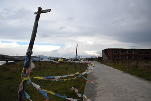 藏区小路旁的经幡与建筑
