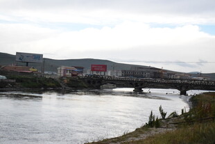 河畔桥梁与城市景致