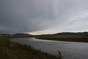 黄昏下的河畔风景