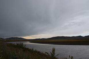 阴云下的宁静水域