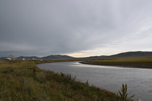 黄昏下的河畔风景