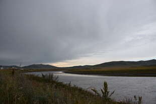 黄昏下的河畔风景