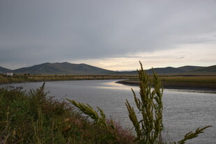 黄昏下的宁静河畔风光