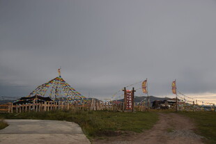 草原上的蒙古包与彩旗