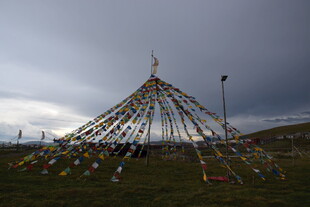 草原上的经幡祈福塔