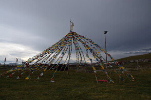 草原上的传统木制帐篷