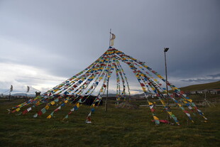 草原上的经幡装饰帐篷