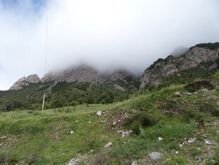 云雾缭绕的山间绿野