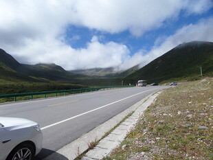 公路旁的青山与蓝天白云