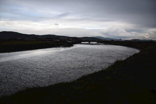 河畔暮色中的桥梁景观