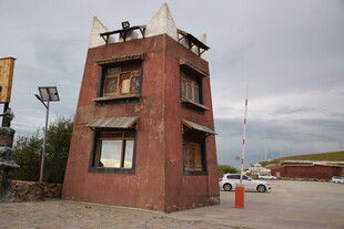 红砖塔楼建筑外观