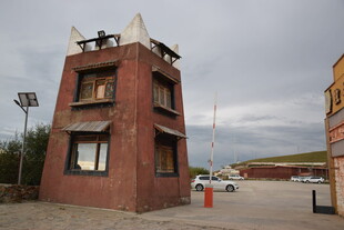 红砖塔楼建筑外观