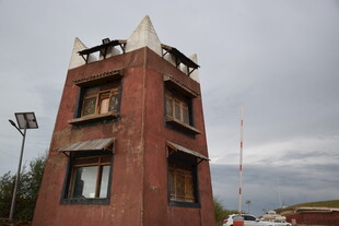 红砖塔楼外观独特