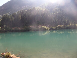 山间碧绿湖水美景