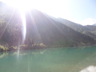 阳光照耀下的碧绿湖水