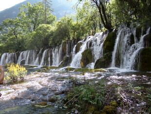 山间秀丽瀑布自然美景