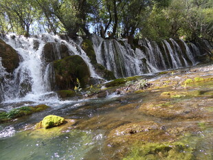 山间秀丽瀑布溪流景观