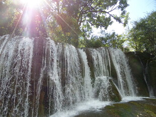 阳光照耀下的美丽瀑布