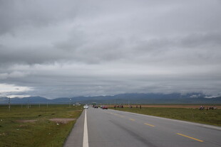 公路伸向远方的阴沉景色