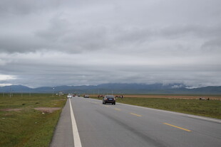公路上行驶的车辆与风景