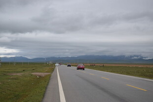 公路风景 远方山峦隐于云