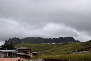 山间云雾缭绕的景致