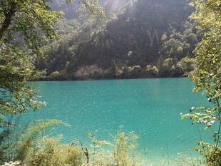 九寨沟的绝美蓝绿色湖水