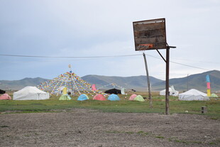 草原上的多彩帐篷与设施