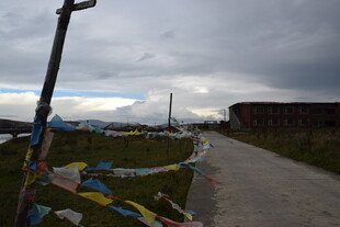 藏区经幡飘展的乡间小路