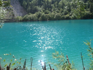 碧绿湖水与周边葱郁景致