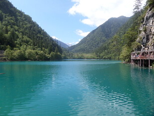 青山环抱的碧蓝色湖泊