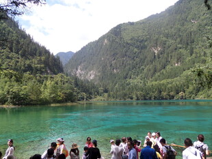 湖畔游人赏青山绿水