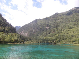 秀丽山水间的碧绿湖水